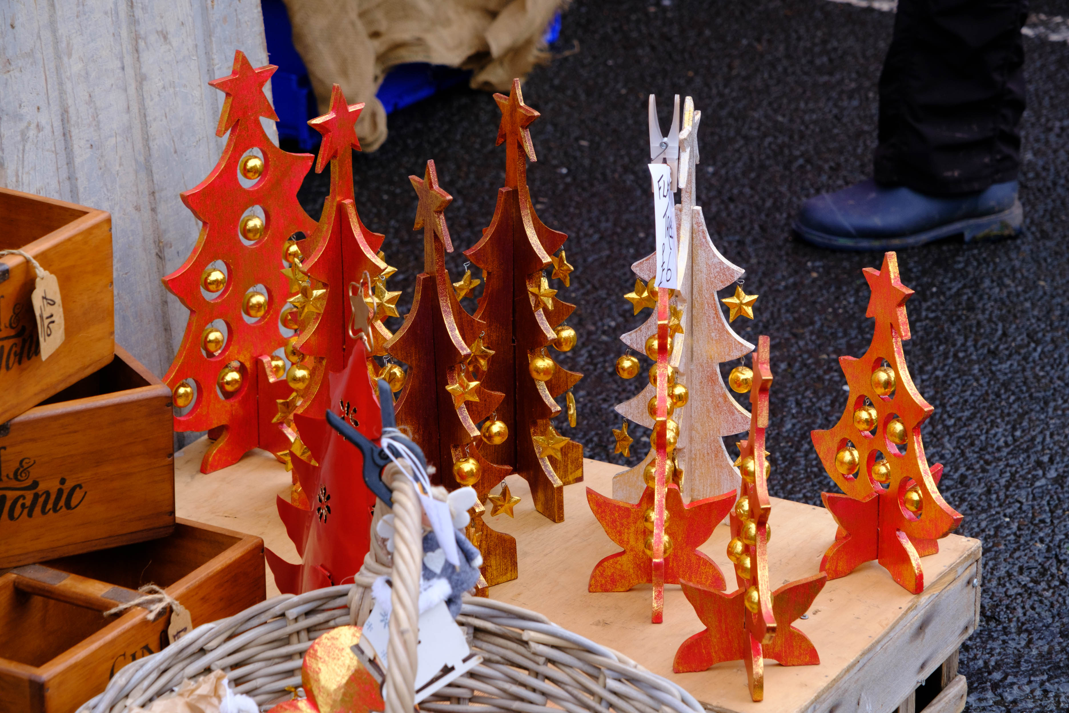 -wooden_decorations_stalls_kirkgate_and_westgate_christmas_market_2022